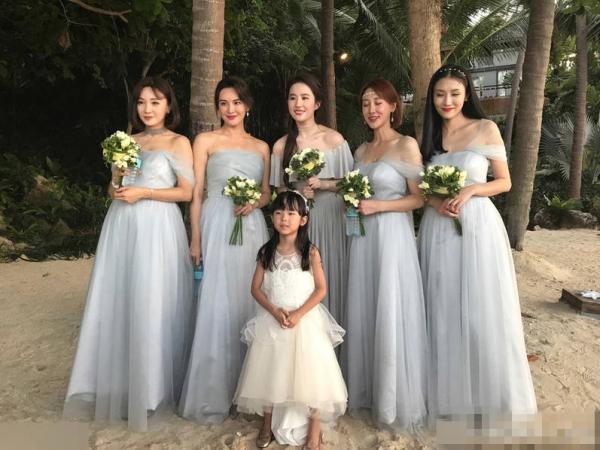 颜值抢镜的伴娘：刘亦菲郑爽唐嫣阿娇柳岩美过新娘