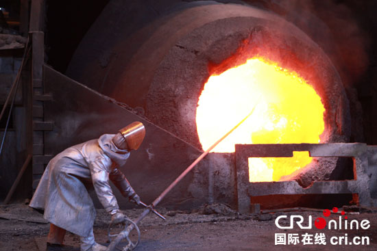 斯梅代雷沃钢厂高炉车间正在生产.