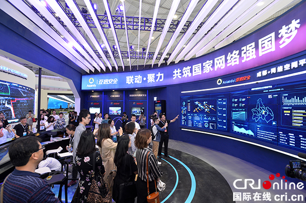 图片默认标题_fororder_相关负责人正在为媒体介绍网络安全相关知识（摄影-刘杰）