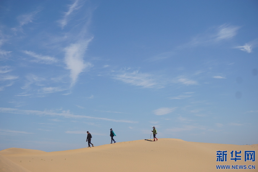 内蒙古鄂尔多斯：沙漠徒步正当时