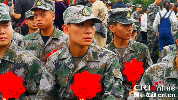 图片默认标题_fororder_入伍新兵在认真听取领导指示-（摄影-卫智健）