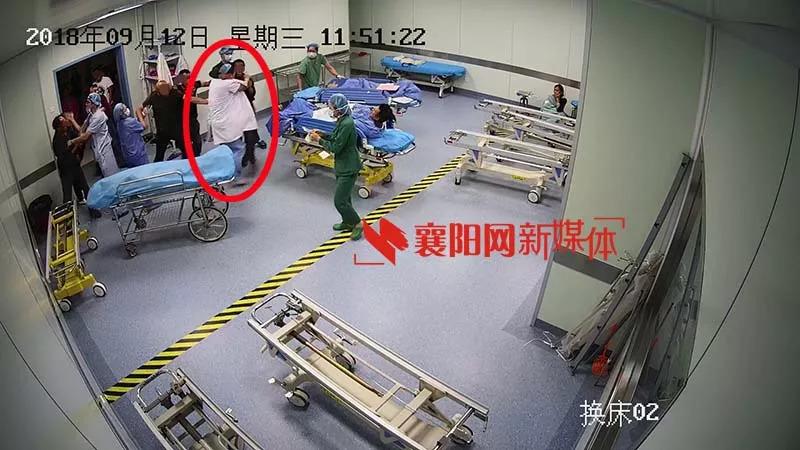 医生在手术室交换间遭无端殴打 警方带走涉事人员