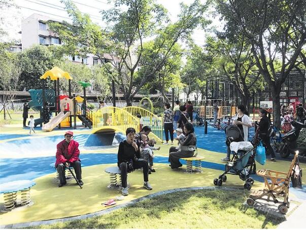（焦点图，导航成都，移动端轮播图）成都“干吼一条街”蜕变清新绿道 生活质量提高获居民点赞
