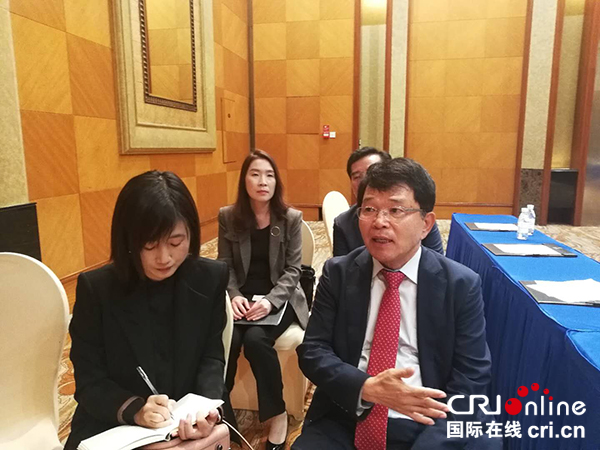 图片默认标题_fororder_韩国贸易协会副会长韩珍铉图片右一（摄影-干丹婷）
