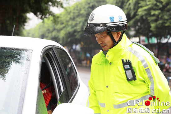 【ChinaNews图文列表】【法制安全】重庆公安辅警周兵：要服务人民直到退休
