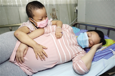 妈妈为救女儿怀二胎 女儿患白血病 需进行脐带血移植手术