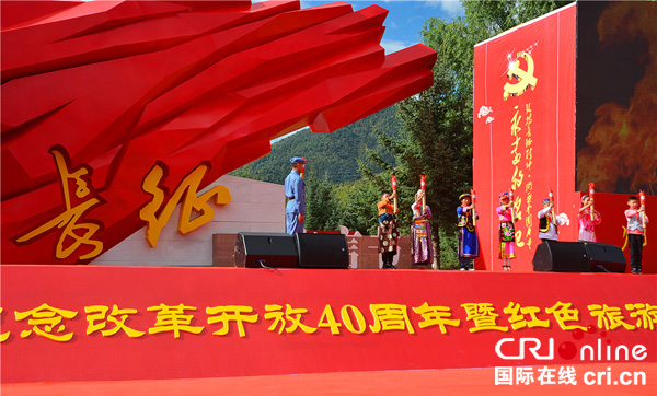 图片默认标题_fororder_5、红军战士将手中红色的革命火焰传递给新一代的接班人--摄影-何刚