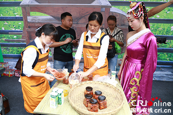 图片默认标题_fororder_石棉特色农产品（红豆腐）制作（摄影：王一梦）