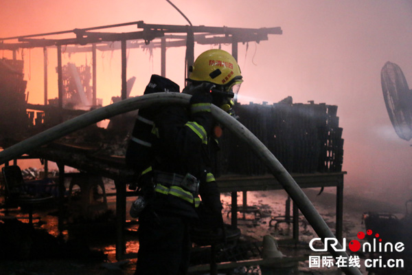图片默认标题_fororder_绵阳消防官兵救火现场（绵阳消防支队-供图）2
