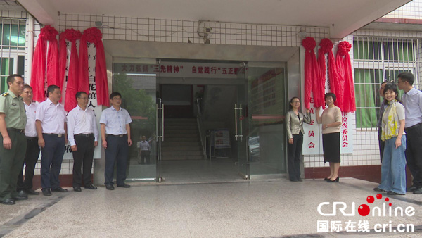 图片默认标题_fororder_授牌仪式现场合影