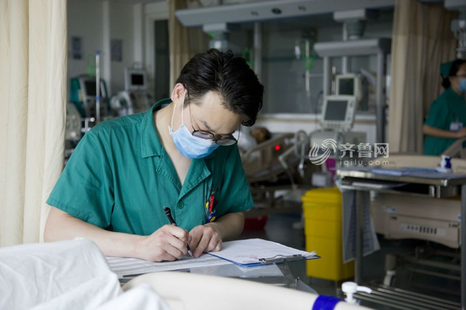 护士节:急诊男护士因工作忙工资低遭女友嫌弃