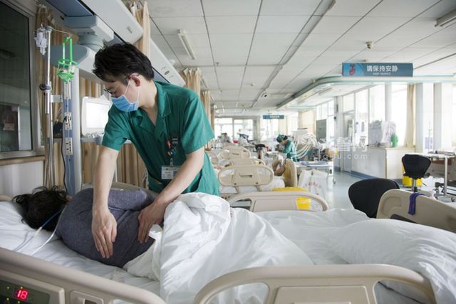 护士节:急诊"男护士"因工作忙工资低遭女友嫌弃(组图)
