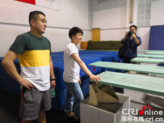 【chinanews图文列表】【cri专稿 列表】重庆籍奥运冠军施廷懋回访训练地 已成年轻运动员榜样