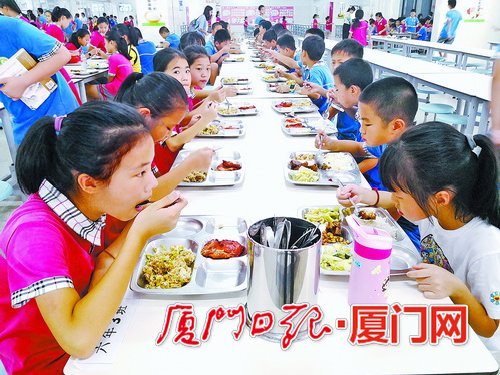 厦门海沧区以中小学生“午餐工程”为着力点 不断推进“五安”工程创建
