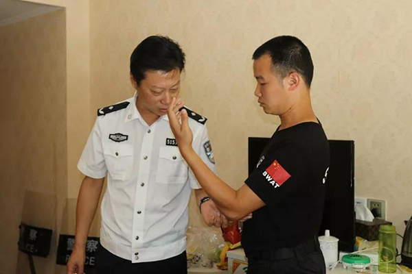 图片默认标题_fororder_成戒所所长童立云看望受伤仍然坚持训练的民警-成戒所供图