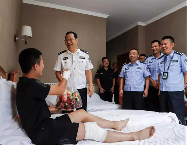 图片默认标题_fororder_眉山强戒所所长易志辉看望伤员严一峰（右1）-眉山强戒所供图