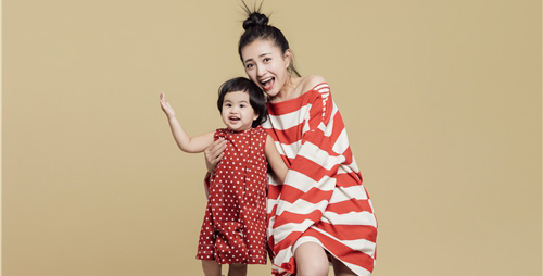 包贝尔娇妻携女儿合体拍写真 饺子可爱爆棚