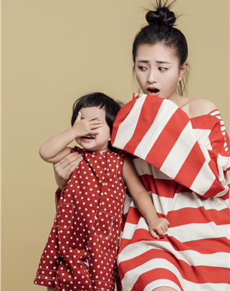 包贝尔娇妻携女儿合体拍写真 饺子可爱爆棚