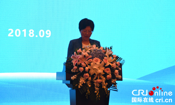 图片默认标题_fororder_巴中市人民政府副市长温奇志作现场推介（摄影--徐琴）