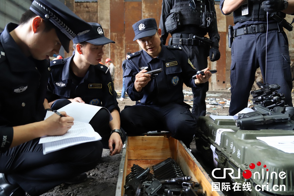 贵州警方集中销毁枪支2005支（组图）