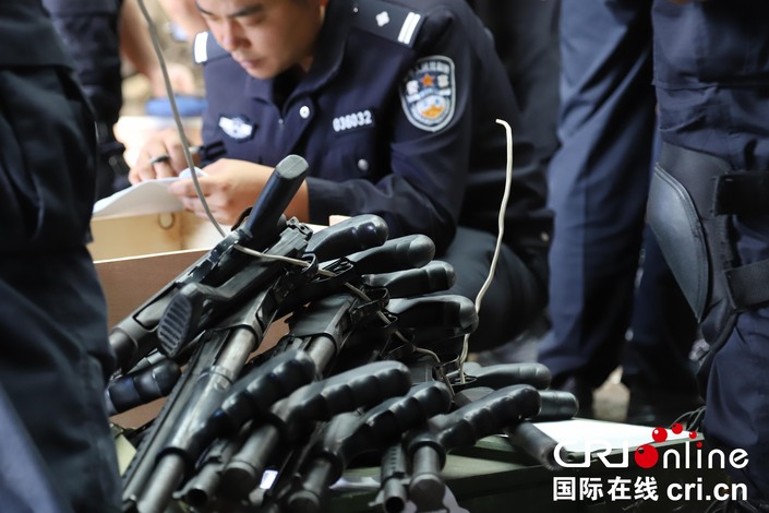 贵州警方多地对非法枪爆物品及报废公务用枪集中销毁