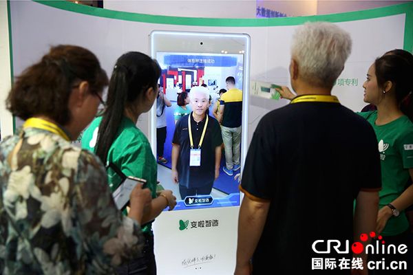 图片默认标题_fororder_“刷脸”测体脂-黑科技引市民关注体验（摄影-刘世光）