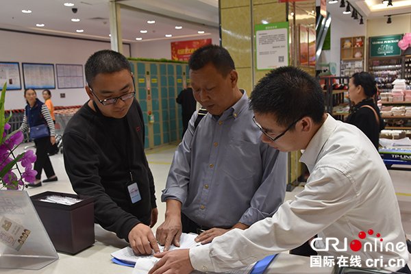 图片默认标题_fororder_督察组在超市检查购物卡办理情况（摄影--刘玥）