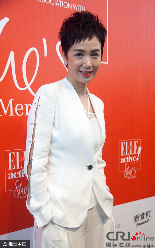 48岁蒋雯丽短发现身气场足 满脸皱纹老态毕现