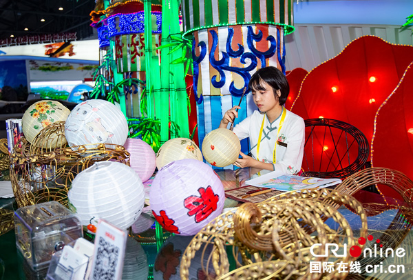 图片默认标题_fororder_自贡彩灯现场制作（摄影-廖志全）