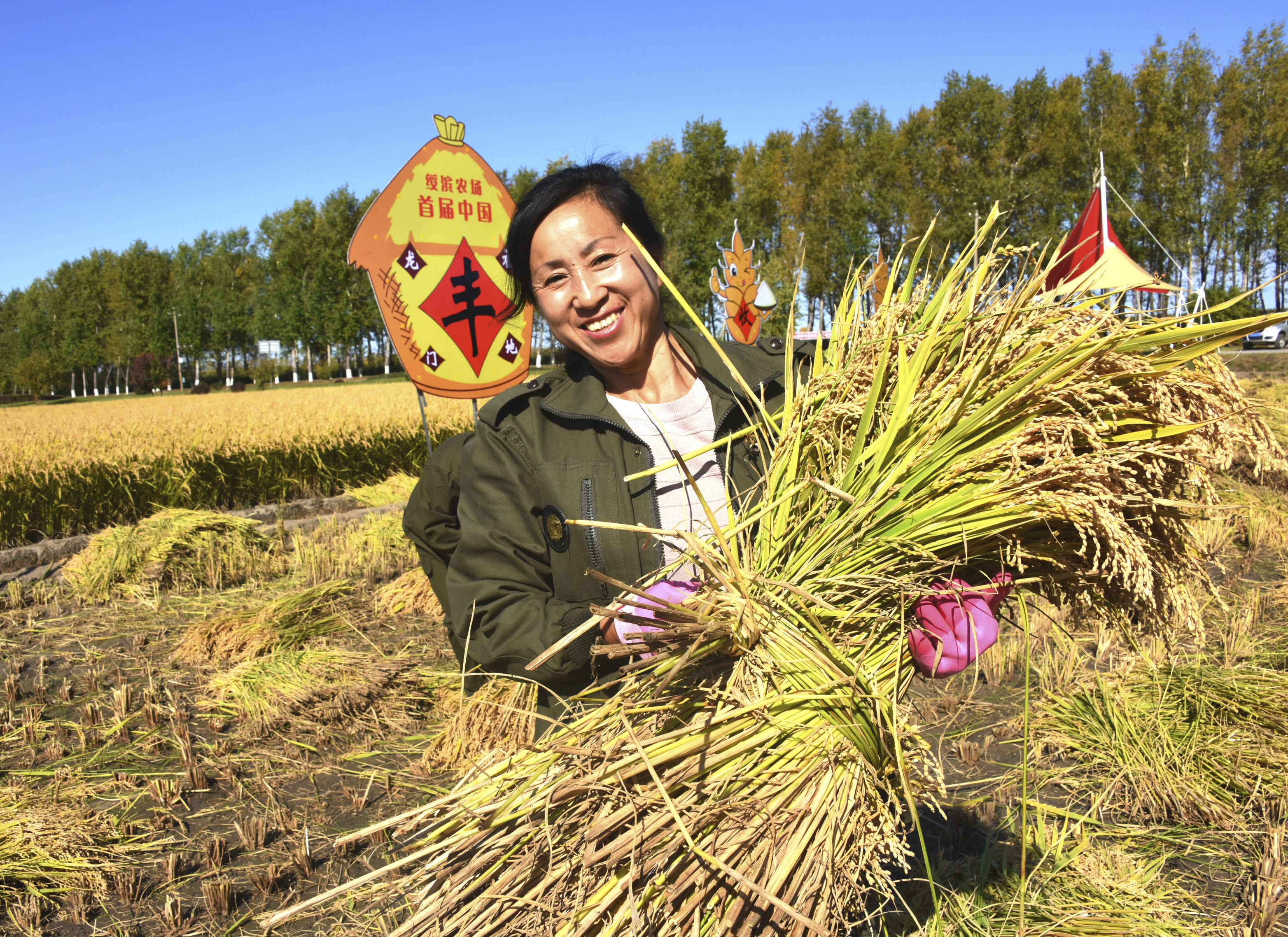 9月20日,在黑龙江垦区绥滨农场举行的丰收劳动竞赛上,一名职工抱著
