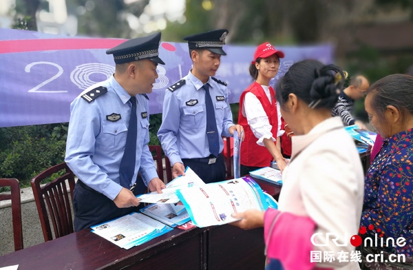 图片默认标题_fororder_民警向群众宣传网络安全知识