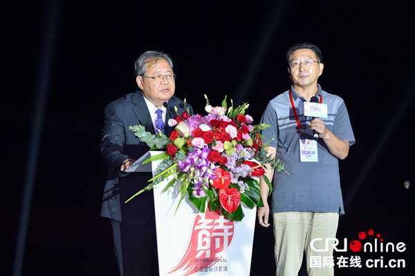 图片默认标题_fororder_1中国作家协会副主席、书记处书记吉狄马加（左）致辞并宣布开幕（摄影-廖志全）