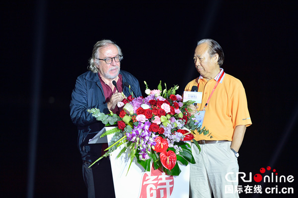 图片默认标题_fororder_2世界诗歌运动总协调人、麦德林国际诗歌节组委会主任、哥伦比亚诗人费尔南多•伦东（左）发言