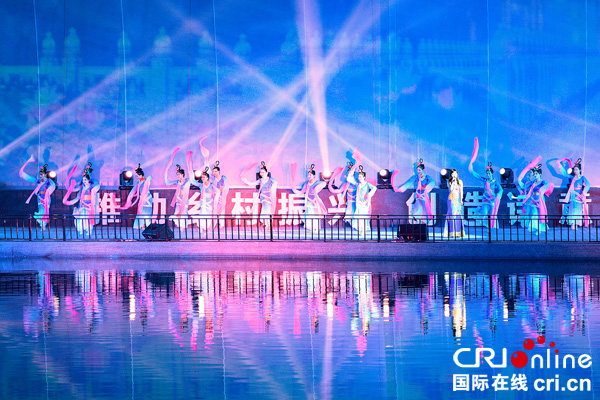 图片默认标题_fororder_6晚会上的歌舞演出（摄影-廖志全）