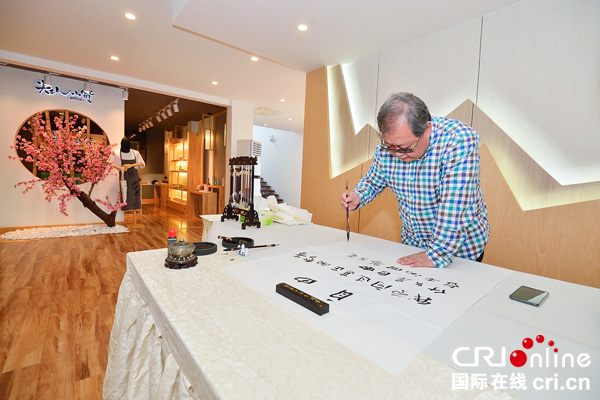 图片默认标题_fororder_5吉狄马加挥毫留下墨宝（摄影-廖志全）