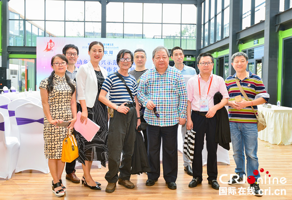 图片默认标题_fororder_4国内诗人与吉狄马加合影（摄影-廖志全）