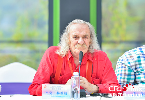 图片默认标题_fororder_3美国的诗人-杰克·-赫希曼发言（摄影-廖志全）