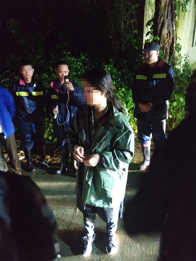 女大学生爬灵岩山被困 警方雨夜苦战7小时成功救援