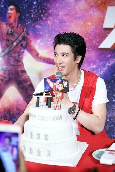 王力宏北京办生日会 自称四十不惑不花