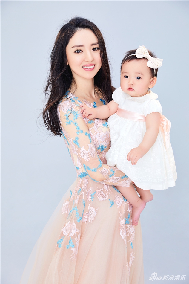 董璇携爱女拍写真 幸福甜美辣妈上线