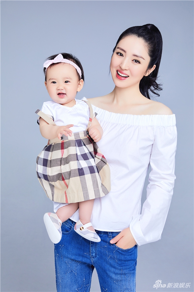 董璇携爱女拍写真 幸福甜美辣妈上线