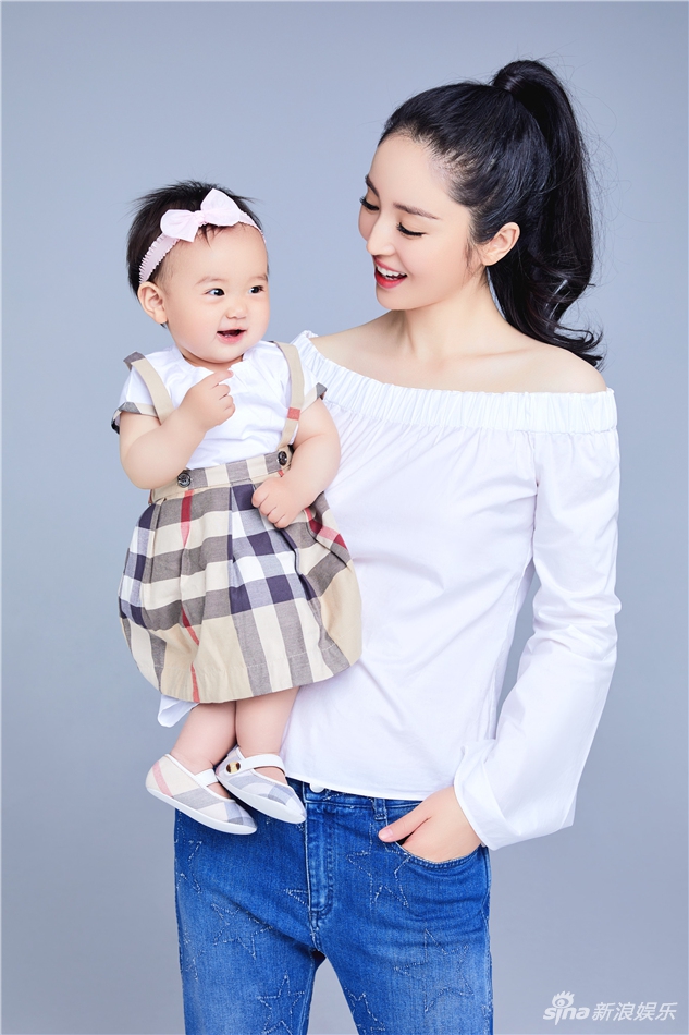 董璇携爱女拍写真 幸福甜美辣妈上线