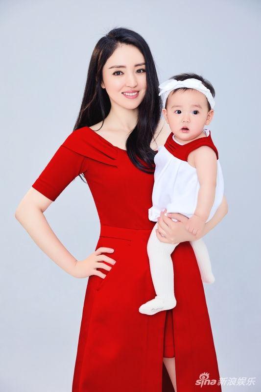 董璇携爱女拍写真 幸福甜美辣妈上线