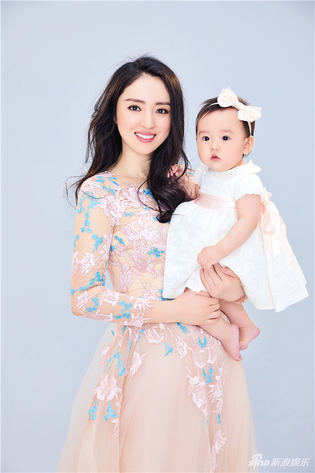 董璇携爱女拍写真 幸福甜美辣妈上线