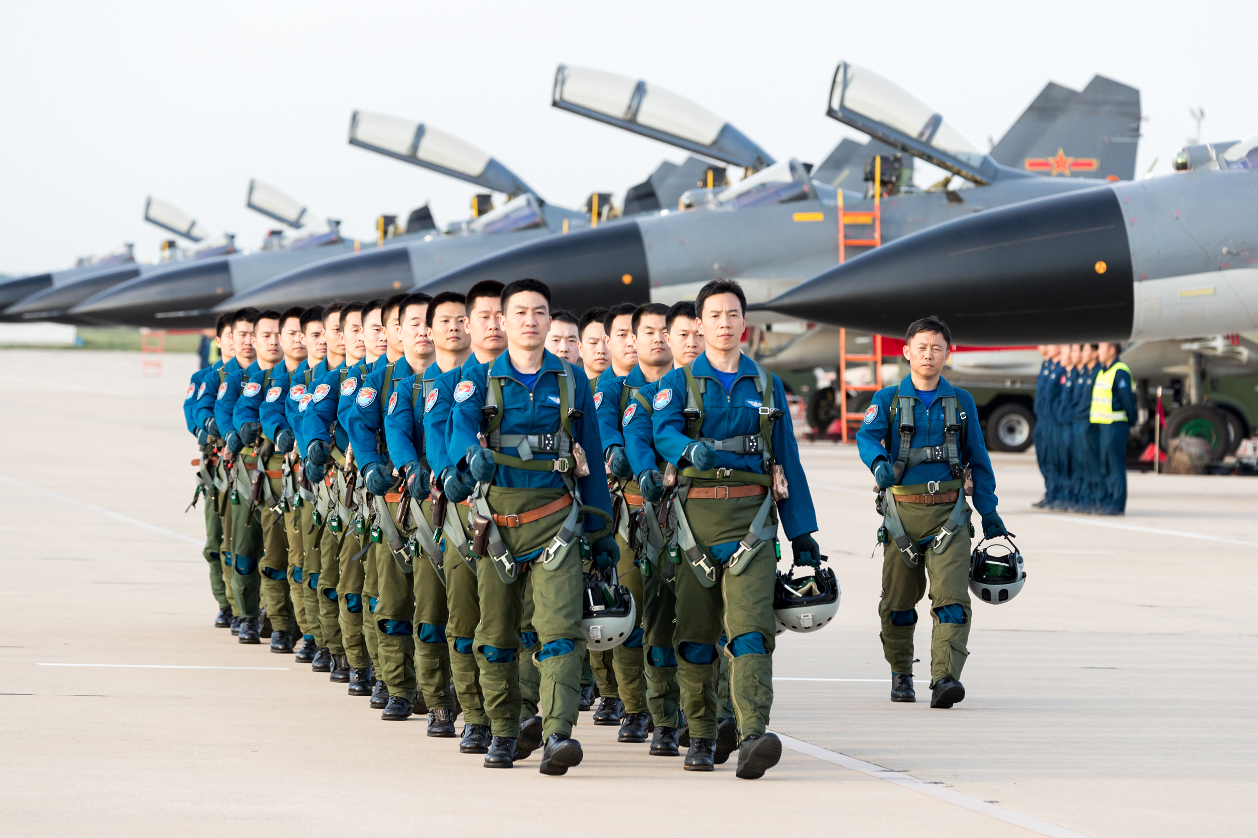海军航空大学某团飞行训练 战机接力起飞 - 中国军网