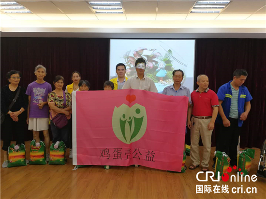 （供稿 公益列表 CHINANEWS带图列表 移动版）南京鸡蛋壳公益志愿者进社区为老人送温暖