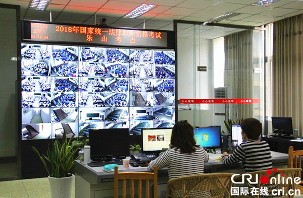 图片默认标题_fororder_考点监察（摄影：叶海燕）