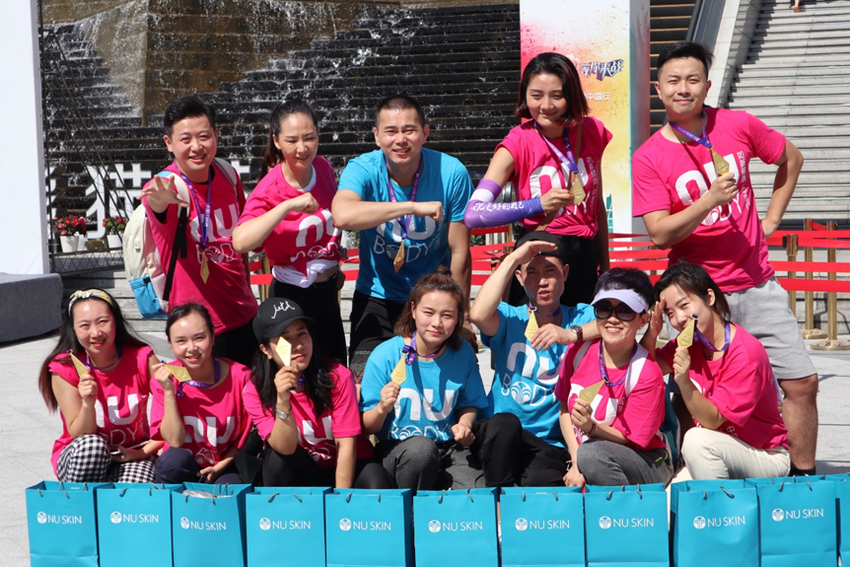 （导航成都）300人登顶339米天府熊猫塔 2018如新健康中国行引领垂马风暴