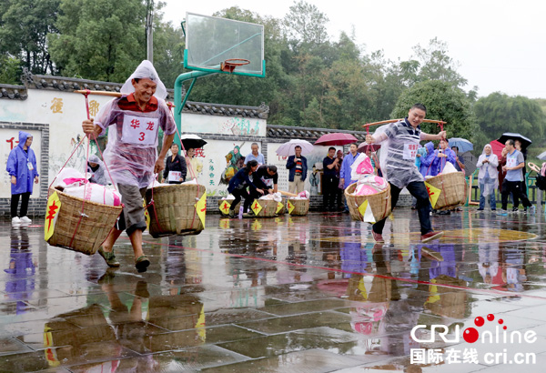 图片默认标题_fororder_选手参加“颗粒归仓”粮食搬运接力赛