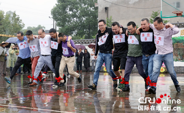 图片默认标题_fororder_选手参加“团结迈步奔小康”5人6足跑比赛